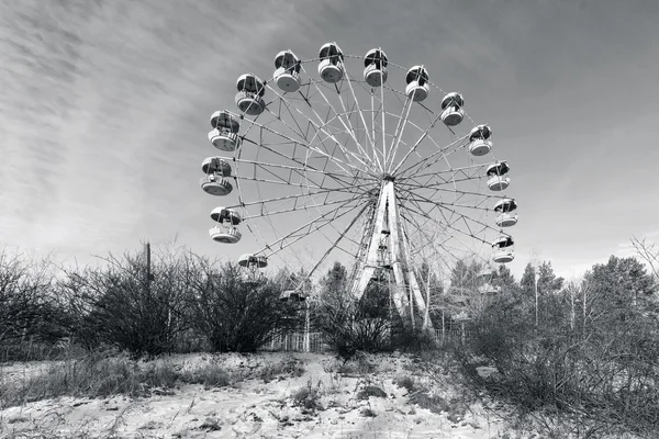 Brachland mit verlassenem Riesenrad, pervouralsk, Urals, russi — Stockfoto