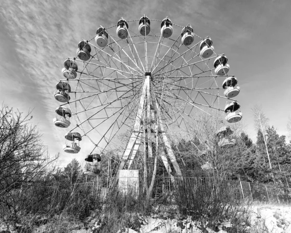 Wasteland with abandoned Ferris wheel, Pervouralsk, Urals, Russi — Stock Photo, Image