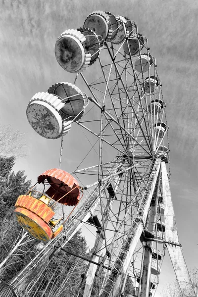 Cabina roșie a roții abandonate Ferris, Pervouralsk, Urali, Rusia — Fotografie, imagine de stoc