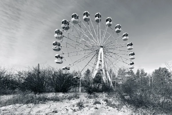 Wasteland with abandoned Ferris wheel, Pervouralsk, Urals, Russi — Stock Photo, Image