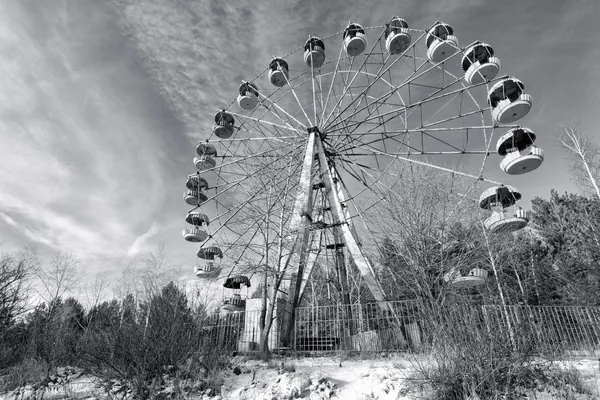 Brachland mit verlassenem Riesenrad, pervouralsk, Urals, russi — Stockfoto