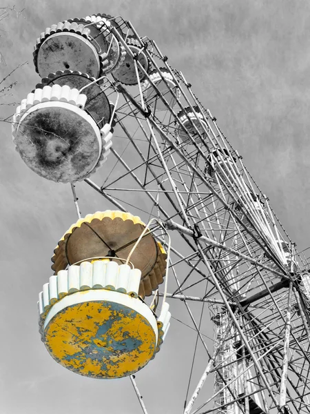 Yellow cabin of abandoned Ferris wheel, Pervouralsk, Urals, Russ — Stock Photo, Image