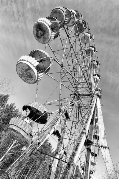 Kabin roda Ferris ditinggalkan, Pervouralsk, Ural, Rusia — Stok Foto