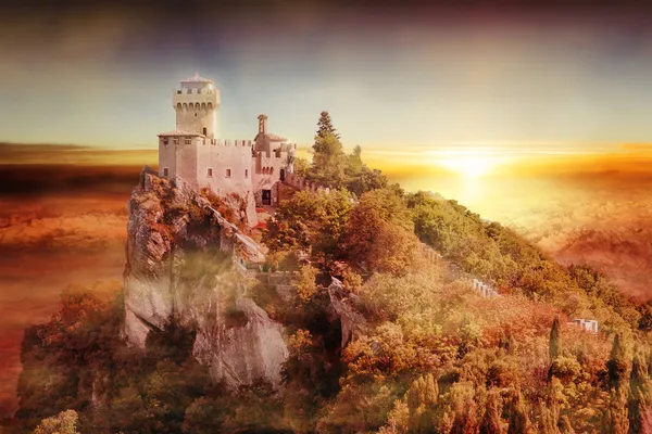 Vista artística de la torre de San Marino: la Cesta o Fratta al atardecer Imágenes de stock libres de derechos