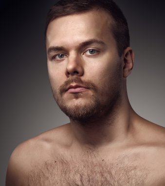 tıraşlı adam değil