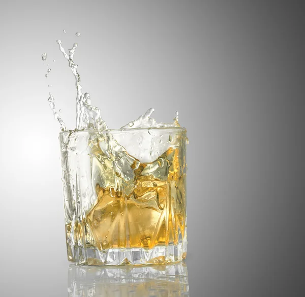 Glas med gyllene alkohol cocktail — Stockfoto