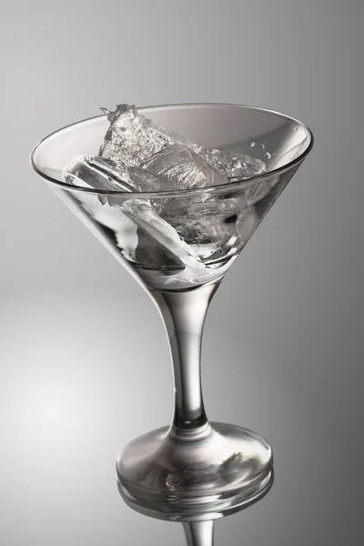 Лед в стакане — стоковое фото