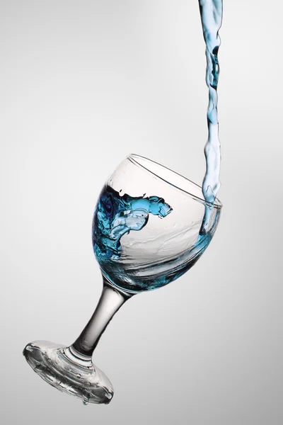 Water stroomt in een glas — Stockfoto