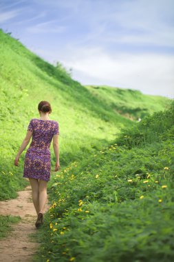 Kız bir patika üzerinde gider