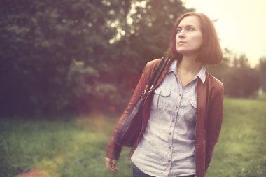 şık kız yürüyor