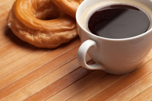 杯のコーヒーと甘いリング — ストック写真