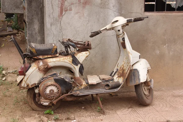 eski ve paslı motosiklet