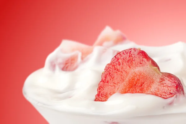 Fragola in vetro con yogurt — Foto Stock