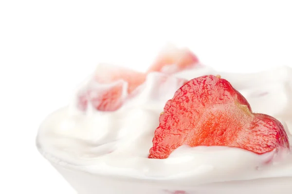 Morango em vidro com iogurte — Fotografia de Stock