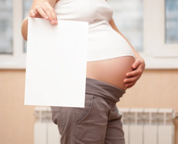 Mulher grávida com papel — Fotografia de Stock