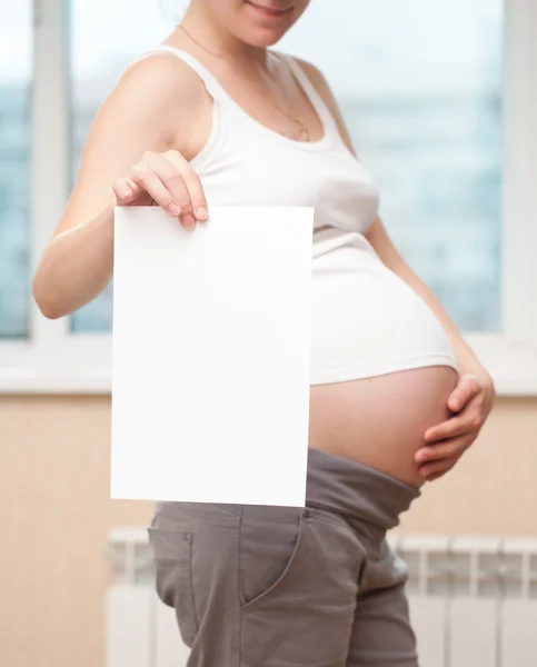 Έγκυος γυναίκα με ένα χαρτί — Φωτογραφία Αρχείου