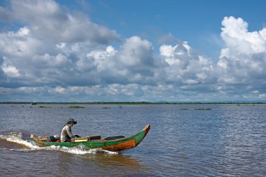 Teknedeki balıkçı.