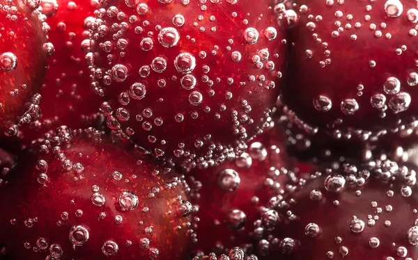 Cerise dans l'eau — Photo