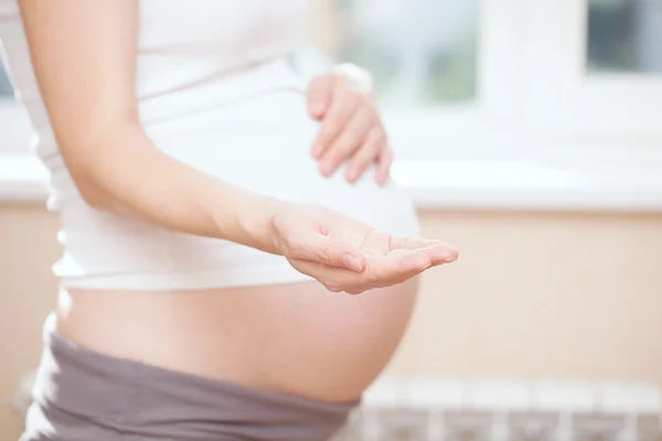 Barriga da mulher grávida — Fotografia de Stock