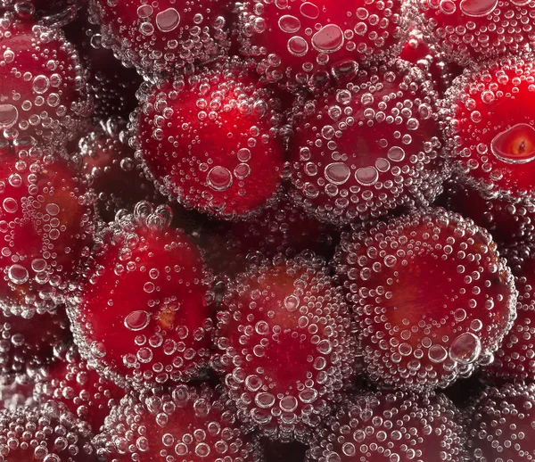 Cereza en agua —  Fotos de Stock