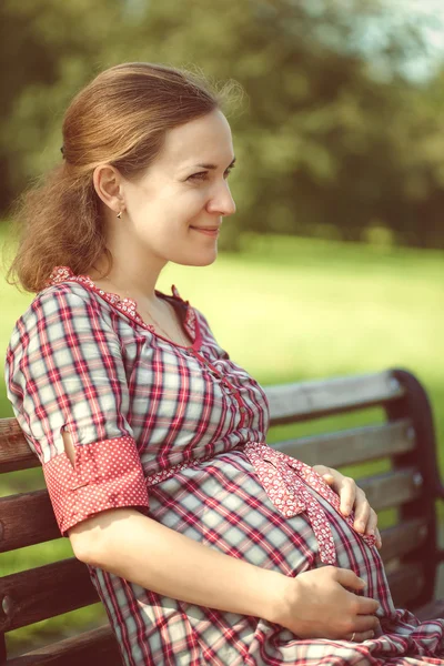 Lycklig gravid kvinna — Stockfoto