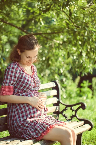 Felice donna incinta — Foto Stock