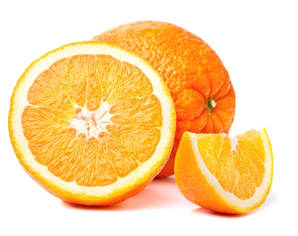 Ganze Orangenfrüchte und seine Segmente — Stockfoto