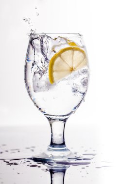 buz ve limon dilim yakın çekim üzerinde beyaz izole ile iç