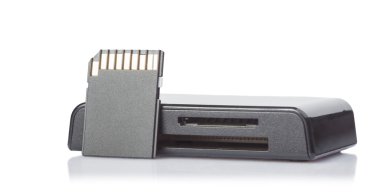 beyaz zemin üzerinde kart okuyucu ve hafıza kartı