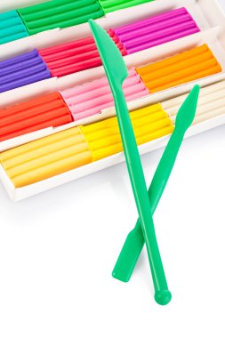 Çocuk hamuru beyaz bir arka plan üzerinde renkli