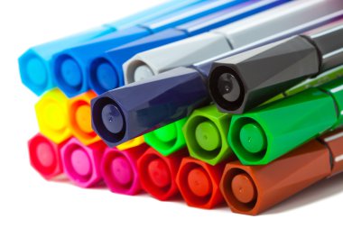 Beyaz arka plan üzerinde izole renkli marker kalem.