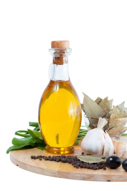 zeytinyağı şişesi ve baharat ahşap tahta üzerinde