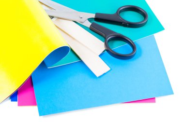 Beyaz arka plan üzerinde izole renkli kağıt makas