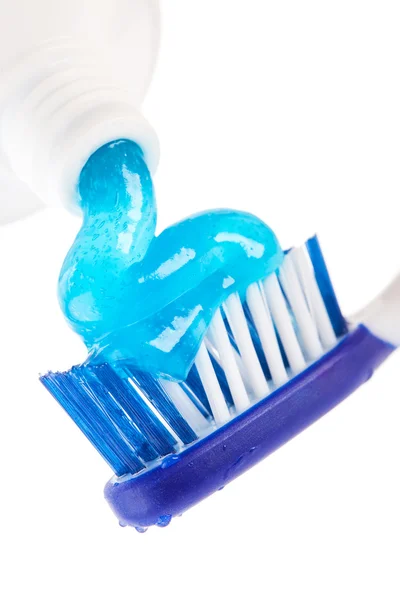 Brosse à dents avec pâte à dents sur fond blanc — Photo