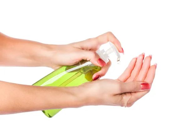 Mãos femininas usando dispensador de bomba de gel higienizador de mão. Isolado sobre fundo branco — Fotografia de Stock