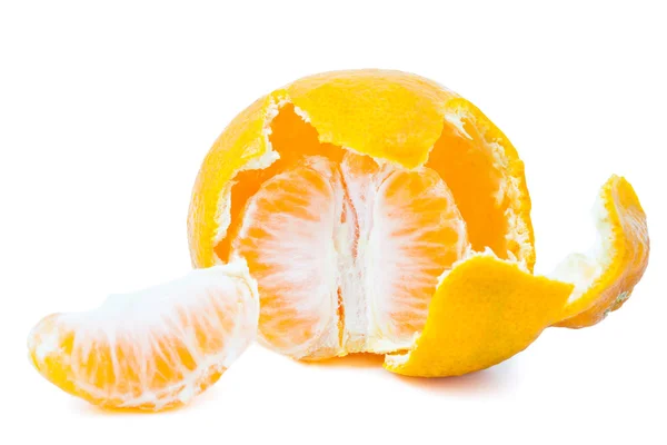 Mandarina sin cáscara sobre blanco. Aislamiento, macro . —  Fotos de Stock