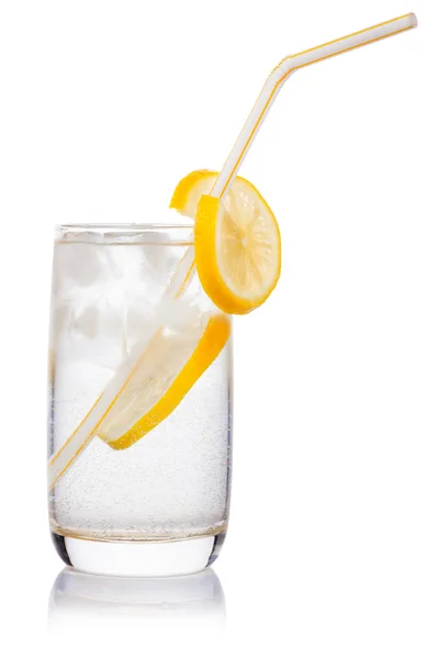 Üveg, szalma, jégkocka, zúzott jég, a szelet citrommal — Stock Fotó