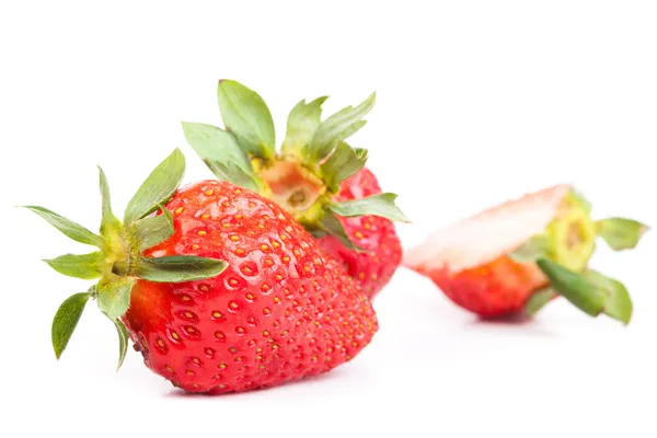 Stor jordgubbe isolerad på vit — Stockfoto