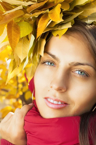 Junge Frau mit Herbstblättern und Herbst gelben Ahorn Garten Hintergrund — Stockfoto