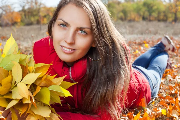 Junge Frau mit Herbstblättern und Herbst gelben Ahorn Garten Hintergrund — Stockfoto