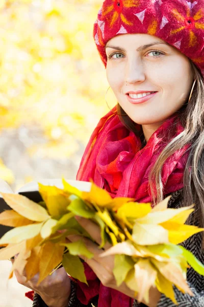 Junge Frau mit Herbstblättern und Herbst gelben Ahorn Garten Hintergrund — Stockfoto