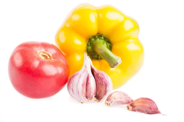 Tomate fresco, páprica e alho isolado em branco — Fotografia de Stock