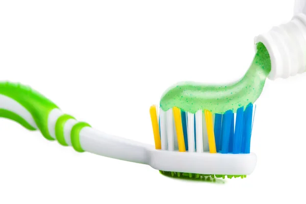 Brosse à dents avec pâte à dents sur fond blanc — Photo