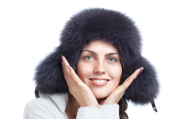 Wintermädchen mit weißer Pelzmütze trägt warme Pelzmütze — Stockfoto