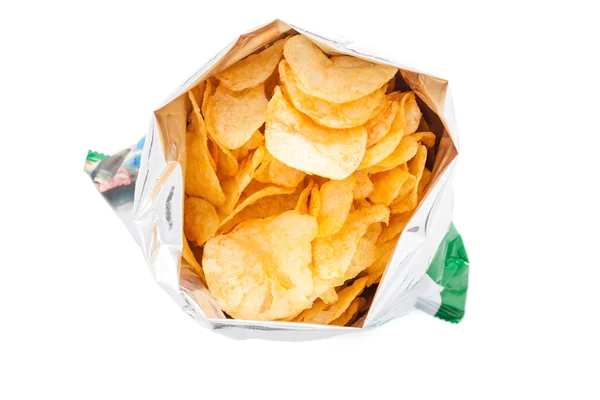 Мешок картофельных чипсов, изолированный на белом — стоковое фото