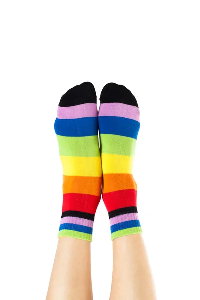 Frauenbeine in bunt gestreiften Socken isoliert auf weiß — Stockfoto