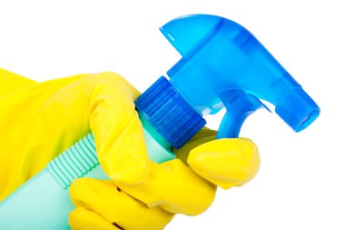 elinde lastik eldiven tutarak temizleme spreyi