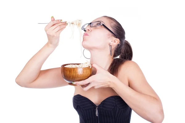Hübsche Geschäftsfrau essen Nudeln isoliert auf weiß — Stockfoto