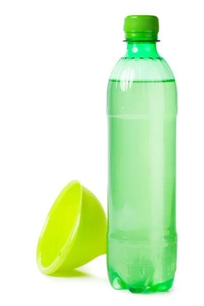 Зеленая бутылка и воронка — стоковое фото