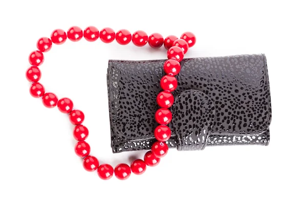 Handtasche und herzförmige rote Perlen isoliert auf weiß — Stockfoto